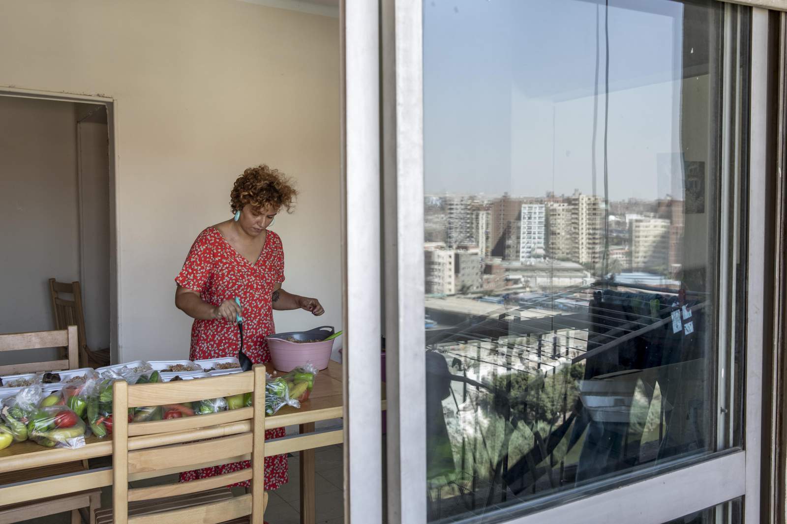 In Egypt, volunteers make meals with love for virus patients