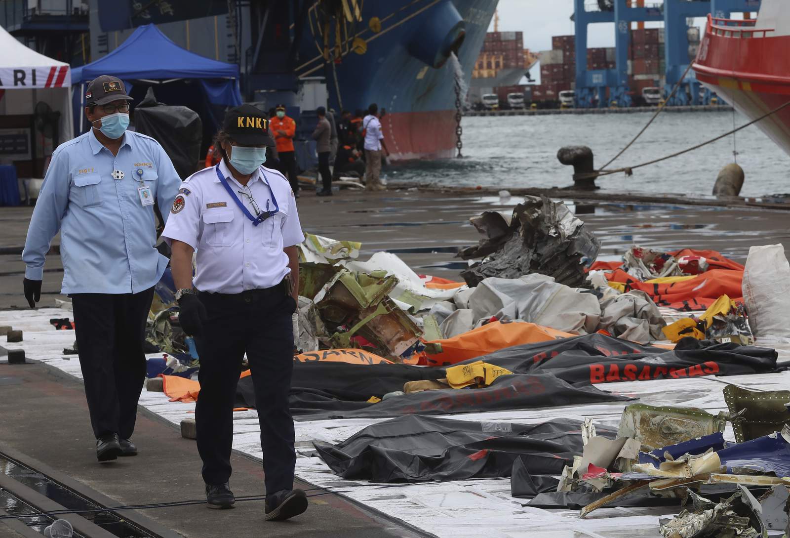 Indonesian searchers hunt for crashed plane's voice recorder
