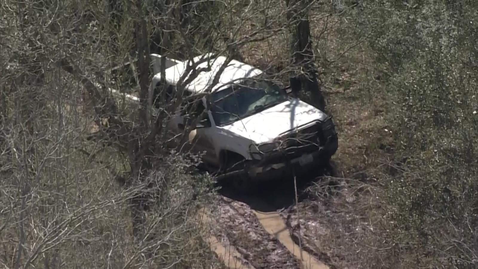 At least 10 people bail from stolen truck during chase in Brazoria County
