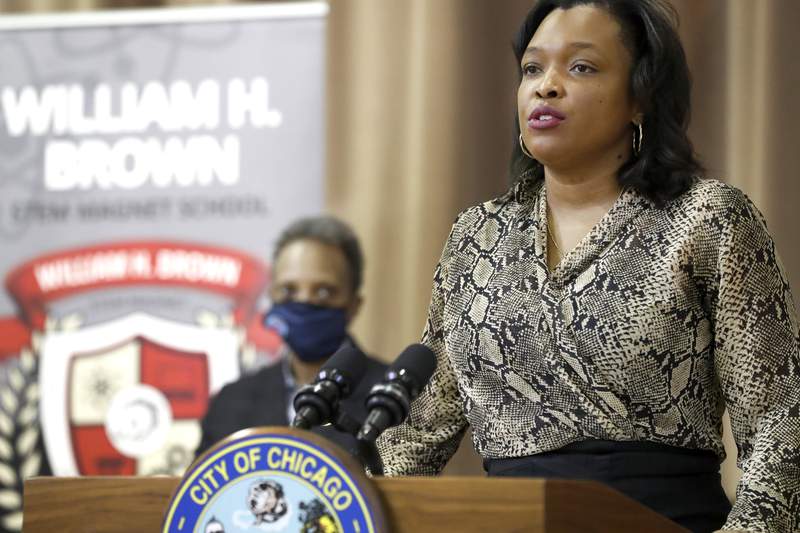 Chicago schools chief plans to leave post later this year