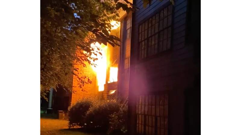 HFD: Crews battling 2-alarm apartment fire in southeast Houston