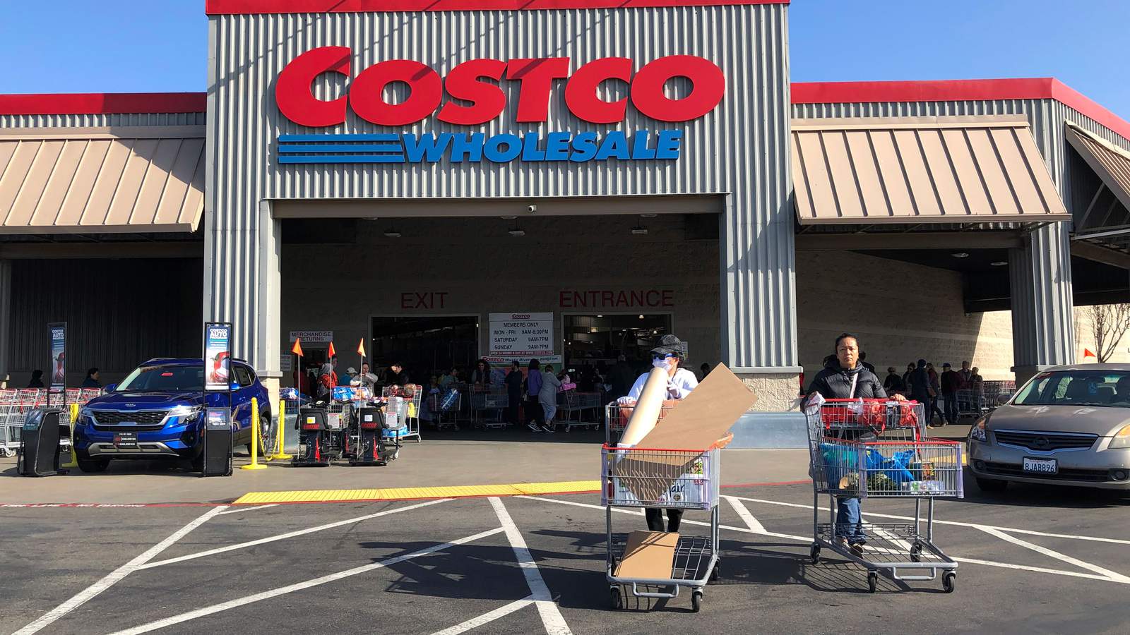 VIDEO: Costco customer refused service for not wearing a mask
