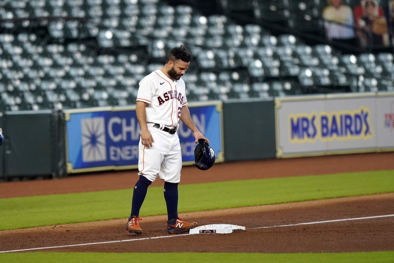Astros place Altuve on IL due to sprained right knee