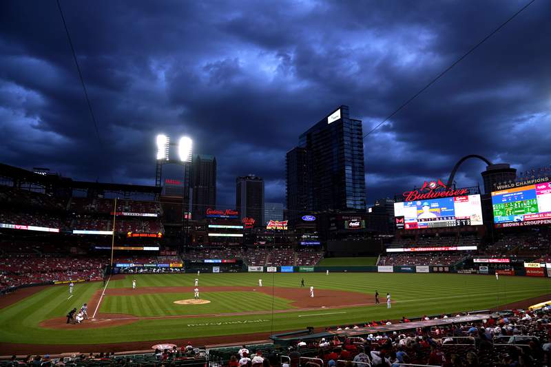 VIDEO: Fans, players left briefly in darkness during Cardinals-Mets game