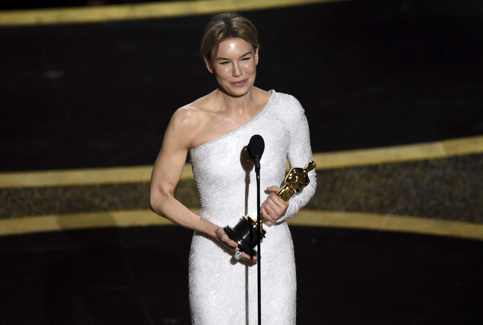 Zellweger completes comeback with best-actress Oscar win