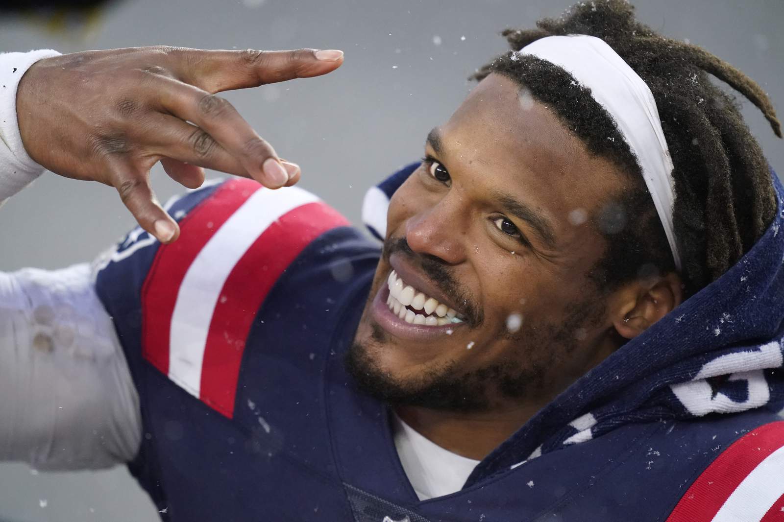 AP source: Patriots completing 1-year deal to re-sign Newton