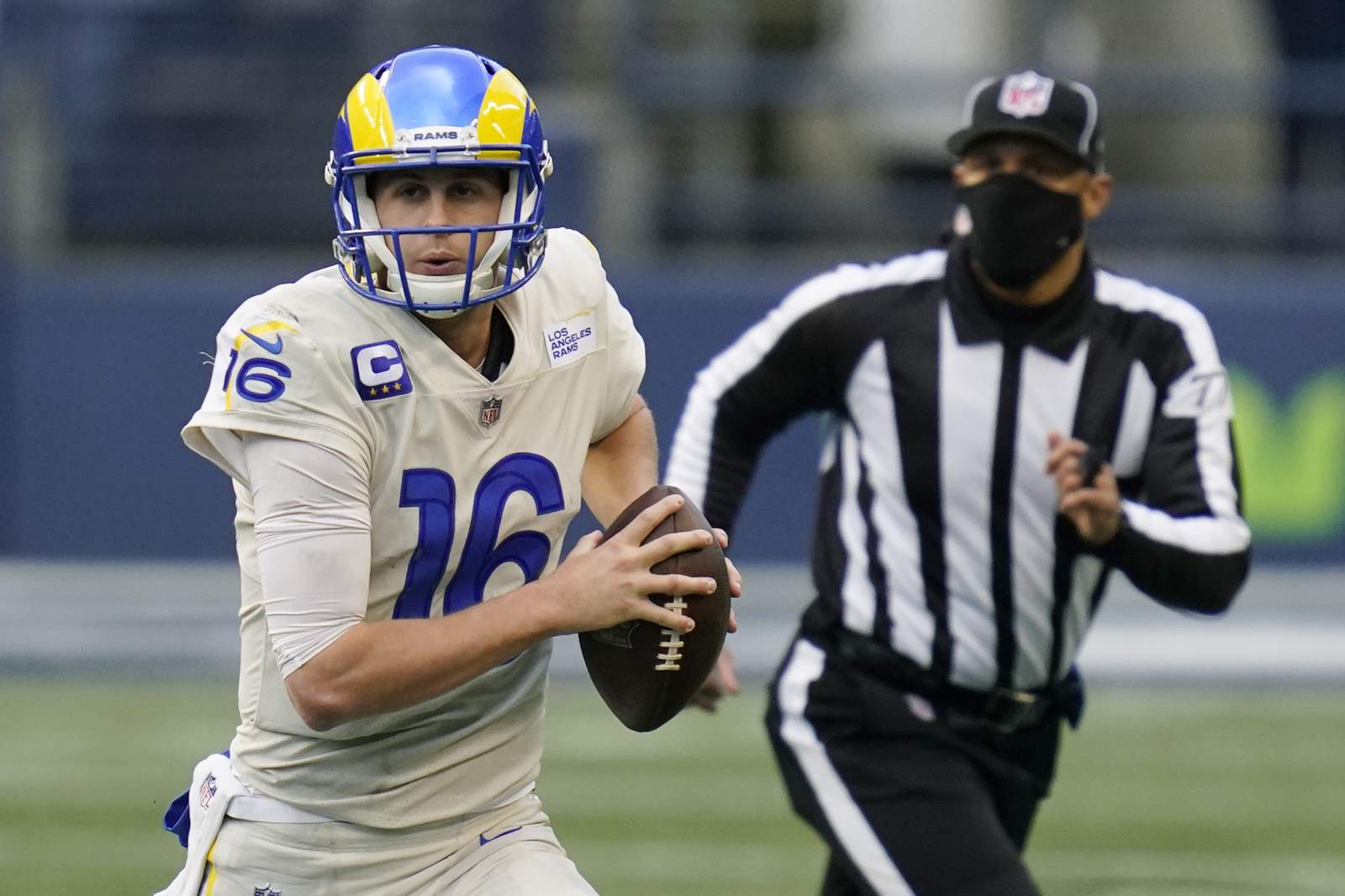 Rams' Goff dislocates thumb, Jets' Gore has chest injury