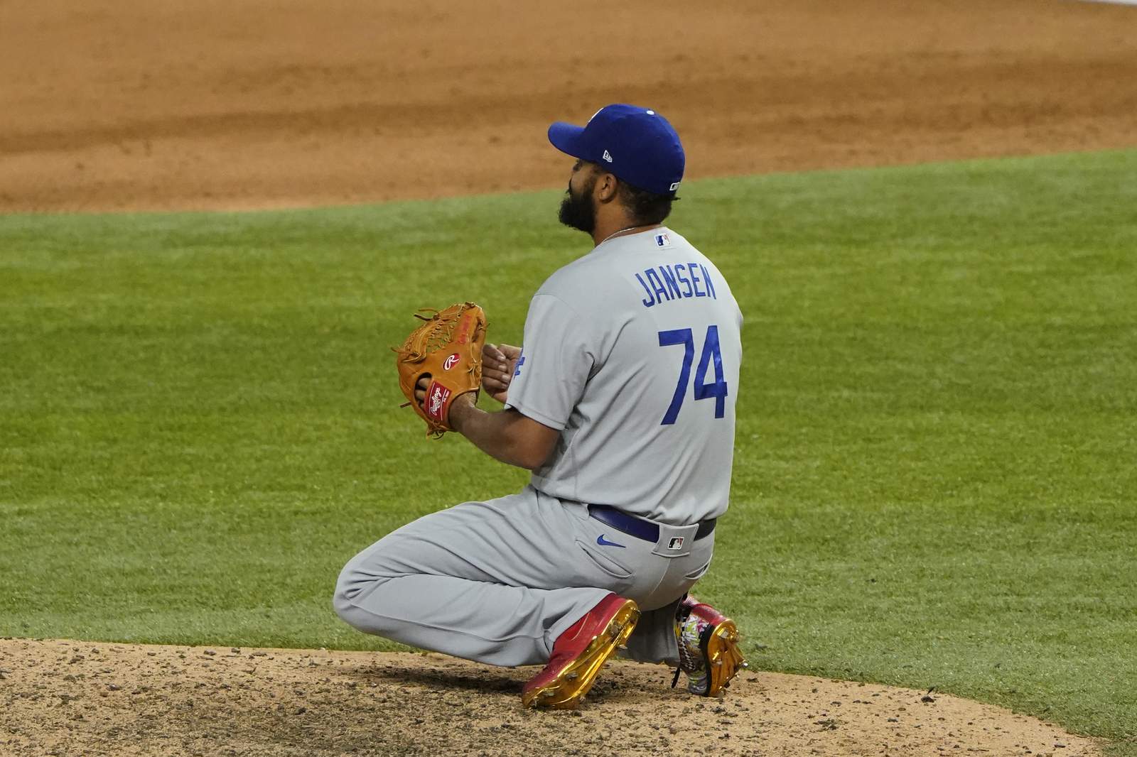 Jansen blows save, Dodgers squander Game 4, Series tied at 2