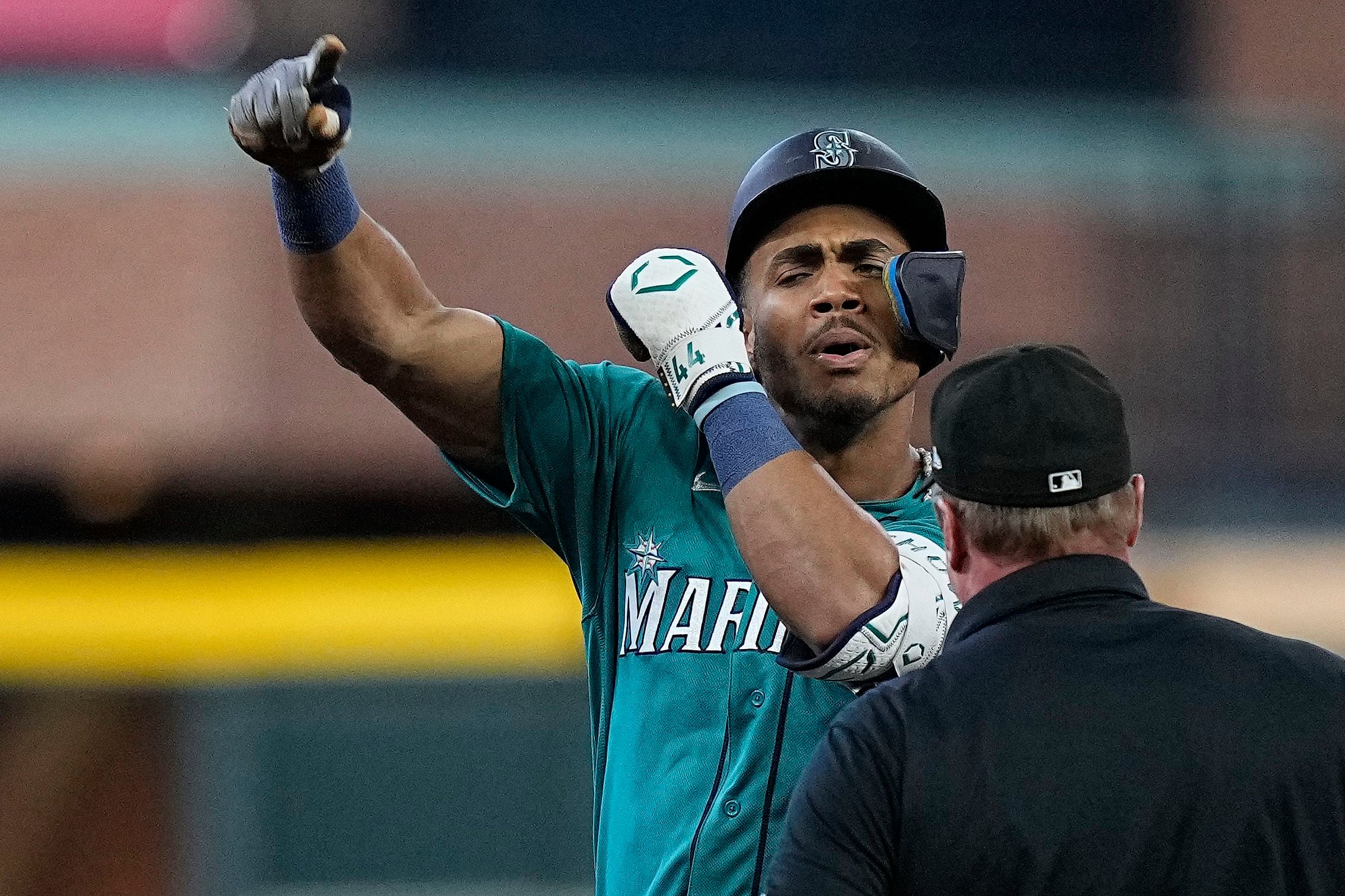Rodriguez's 17-hit deluge helps put the plucky Mariners back in
