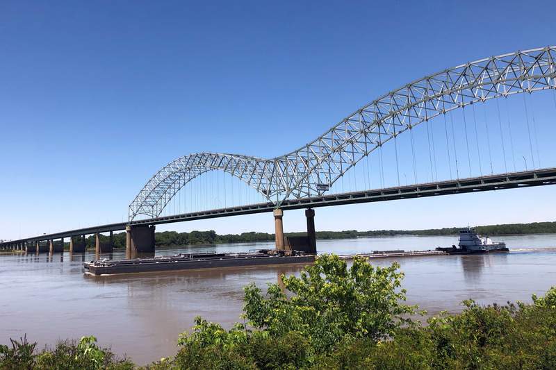 Mississippi River traffic resumes under damaged bridge