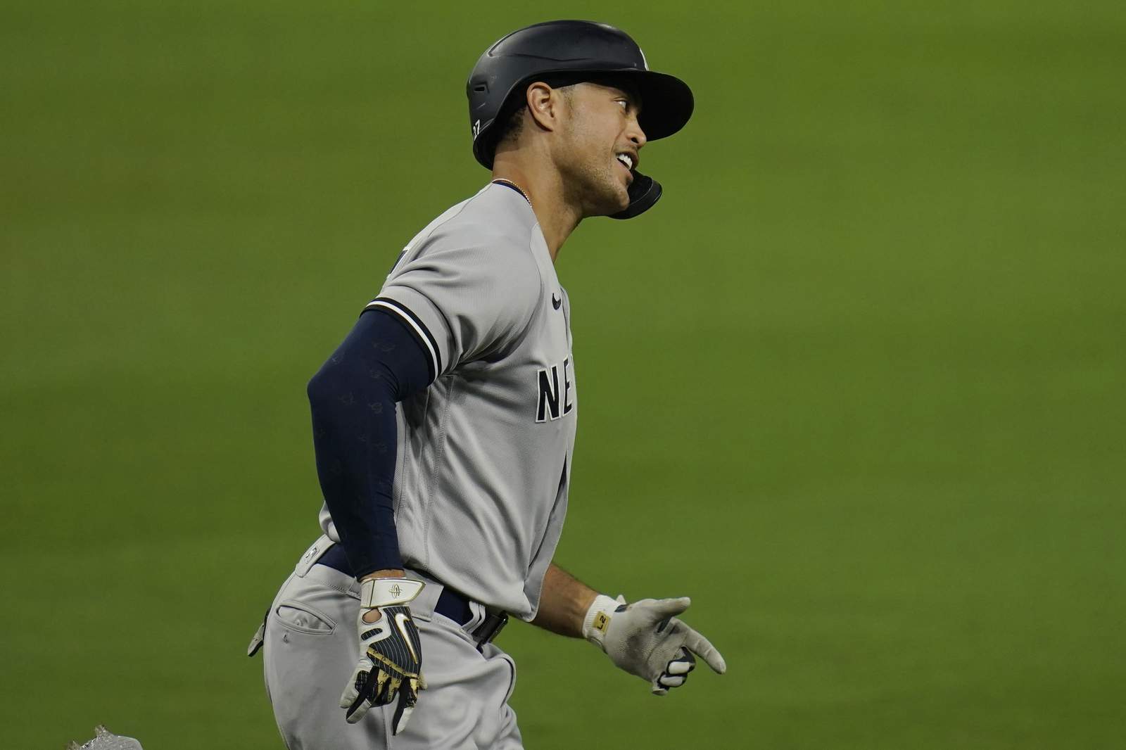 Stanton's 2 big homers not enough to power Yankees in Game 2