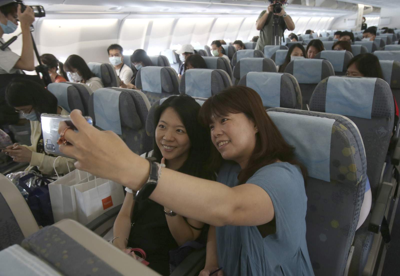 Would-be travelers in Taiwan live out dreams of flying again