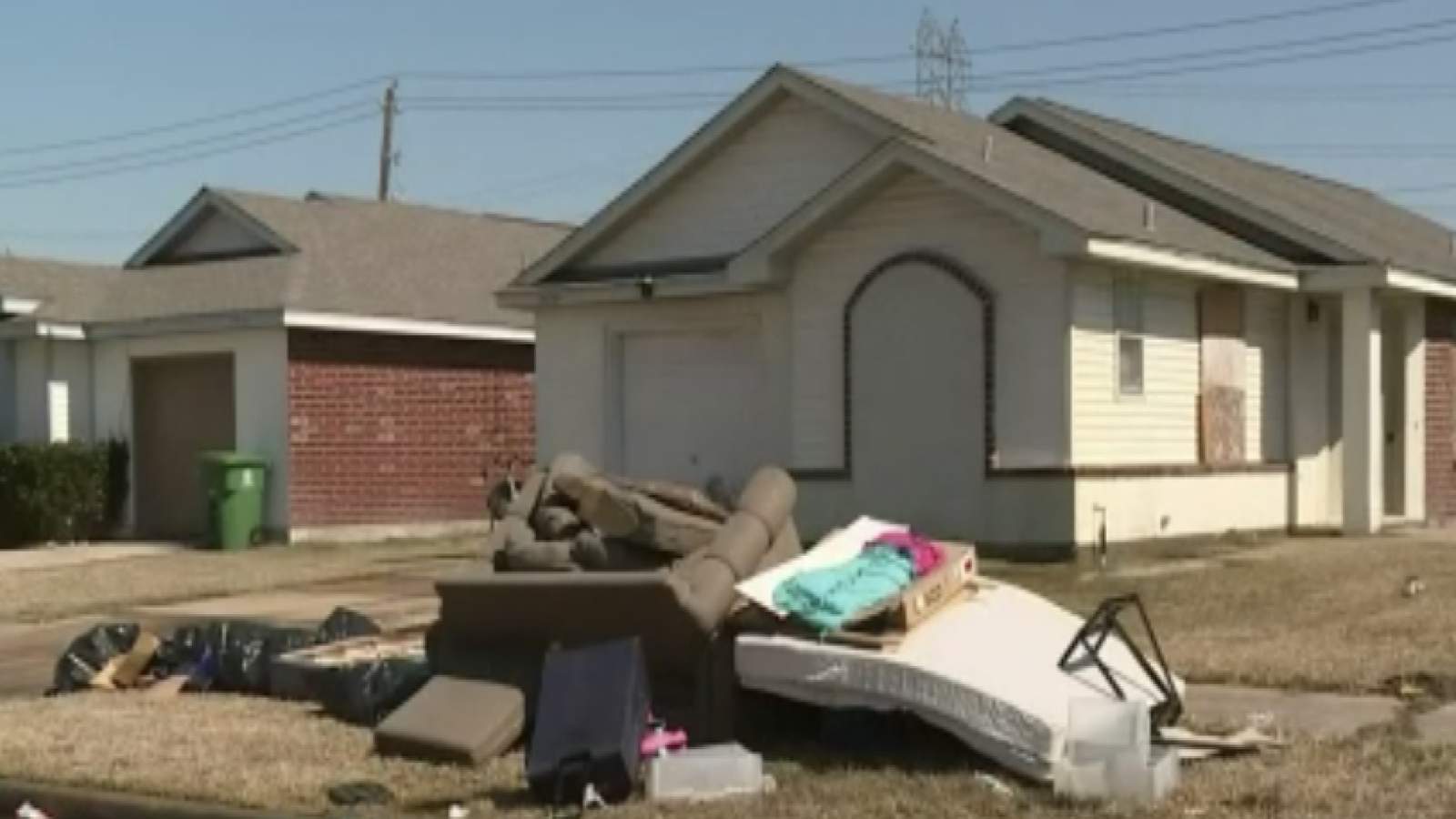 Storm effect: Some Houston neighborhoods, apartment complexes have mountains of garbage