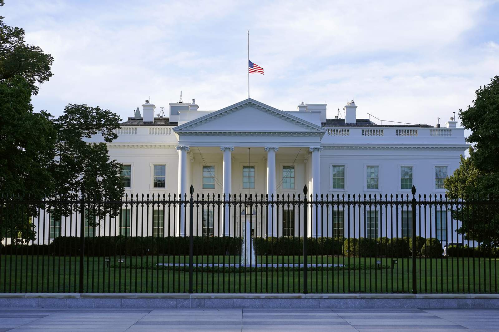 AP source: Envelope addressed to White House contained poison