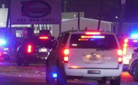 1 suspect dead, 2 in custody after armed robbery at game room in Channelview, deputies say