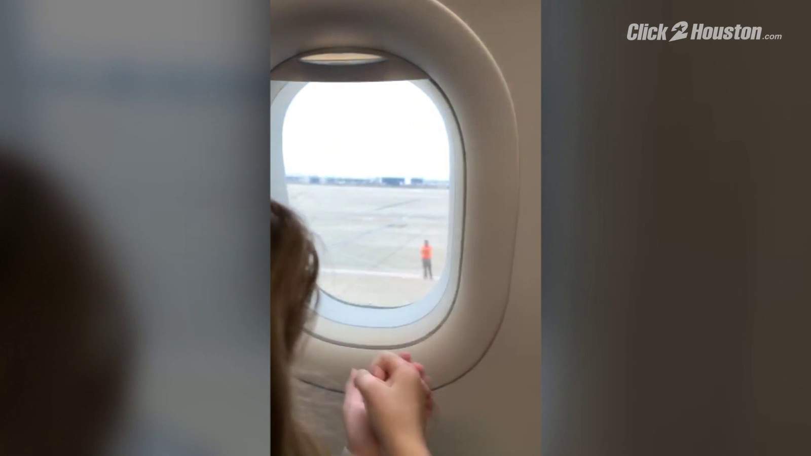 VIDEO: Kid plays rock-paper-scissors with Houston tarmac worker through plane window