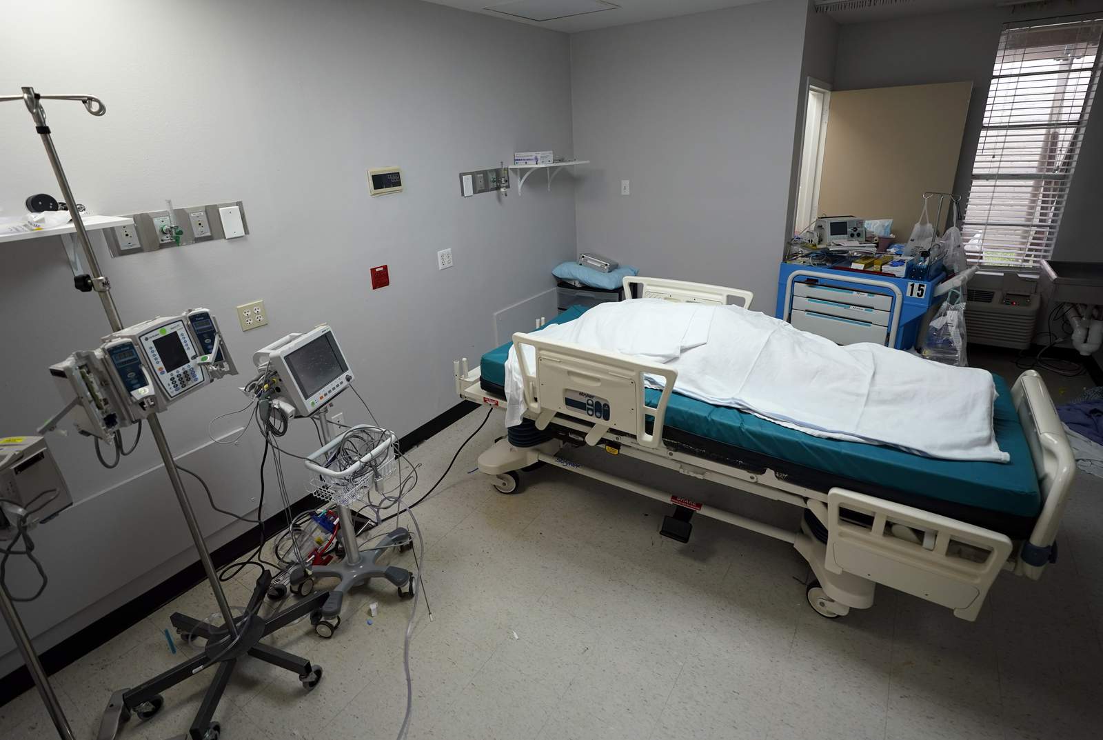 Texas coronavirus hospitalizations fall below 10,000