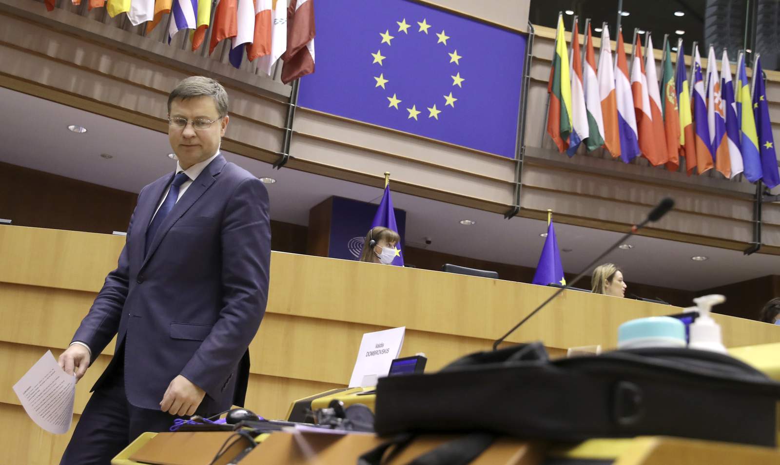 EU lawmakers OK $815 billion recovery program