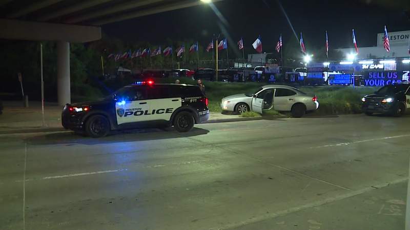 Robbery suspects shoot at officers during chase in southwest Houston, police say