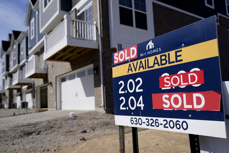 More Americans sign contracts to buy homes in March
