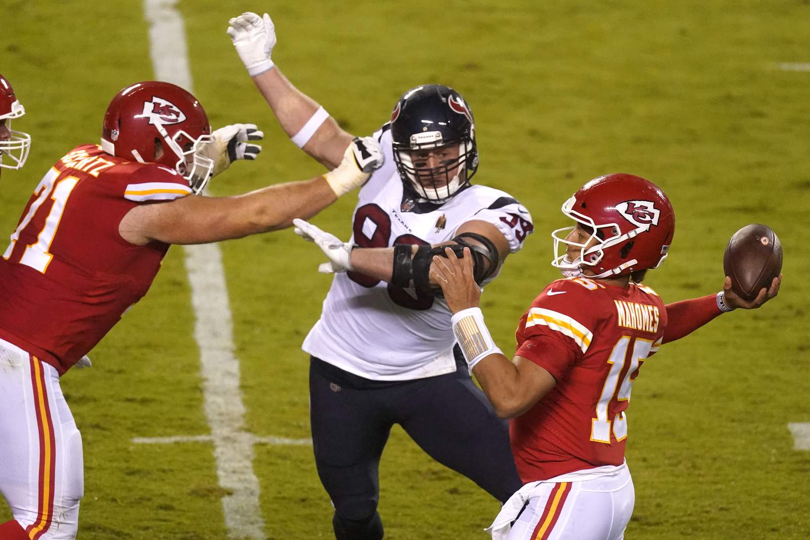 Chiefs begin title defense with 34-20 victory over Texans
