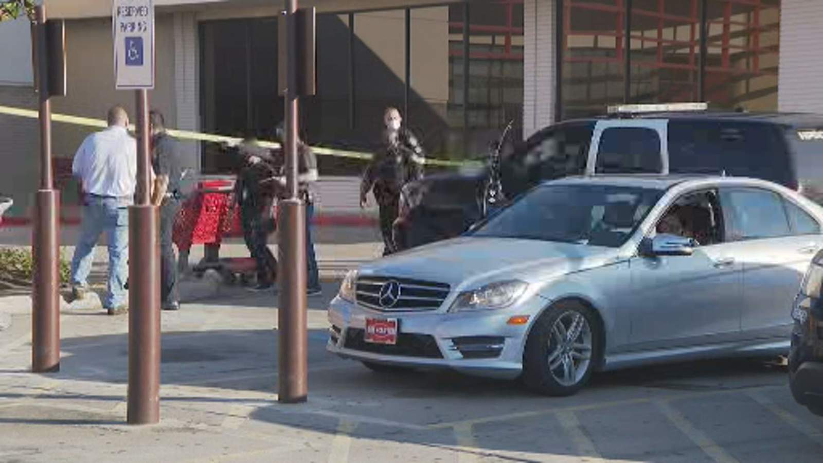 Shooting between 2 people causes stampede at Memorial City Mall, police say