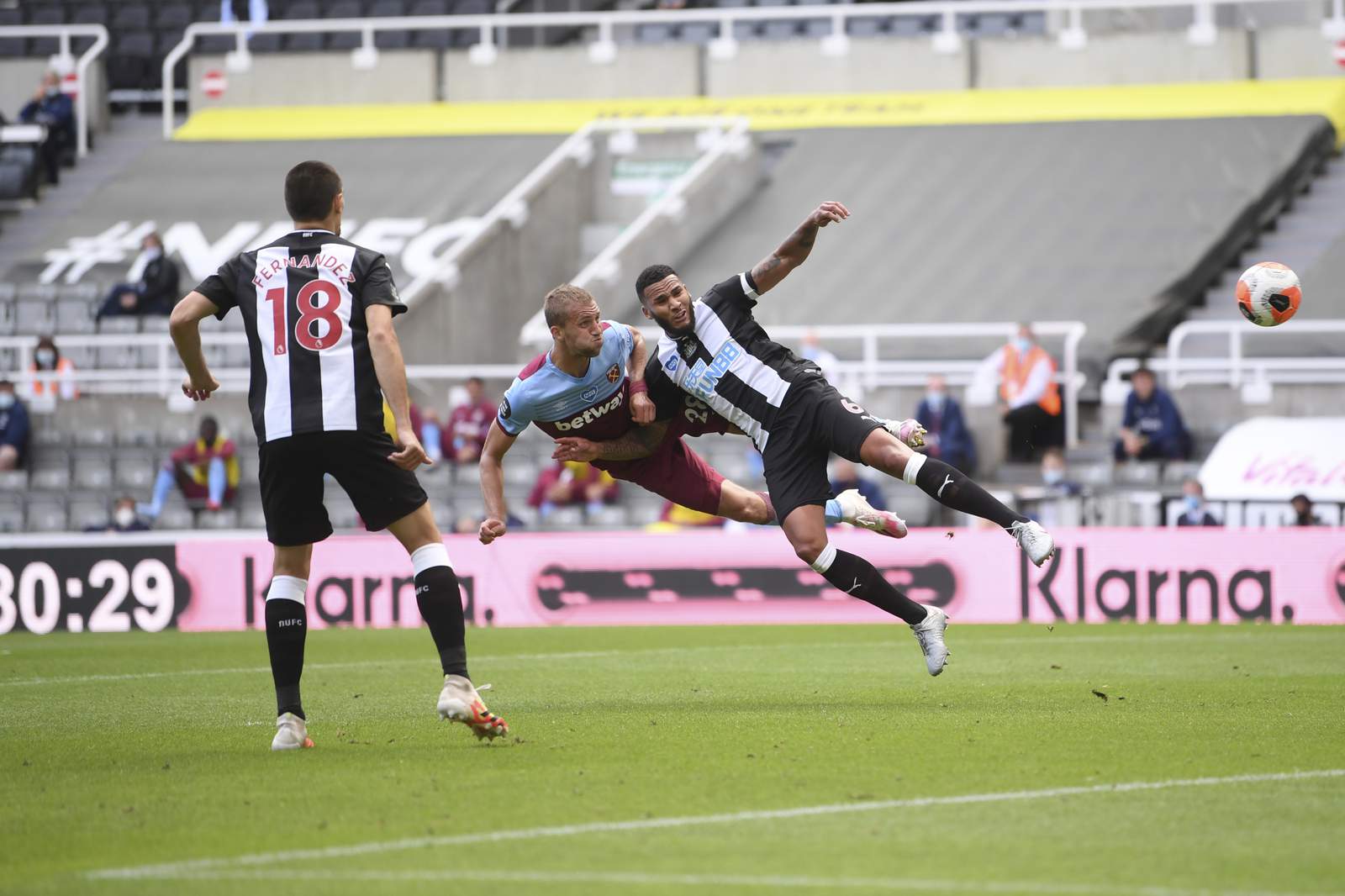 West Ham twice squanders lead, draws 2-2 at Newcastle in EPL