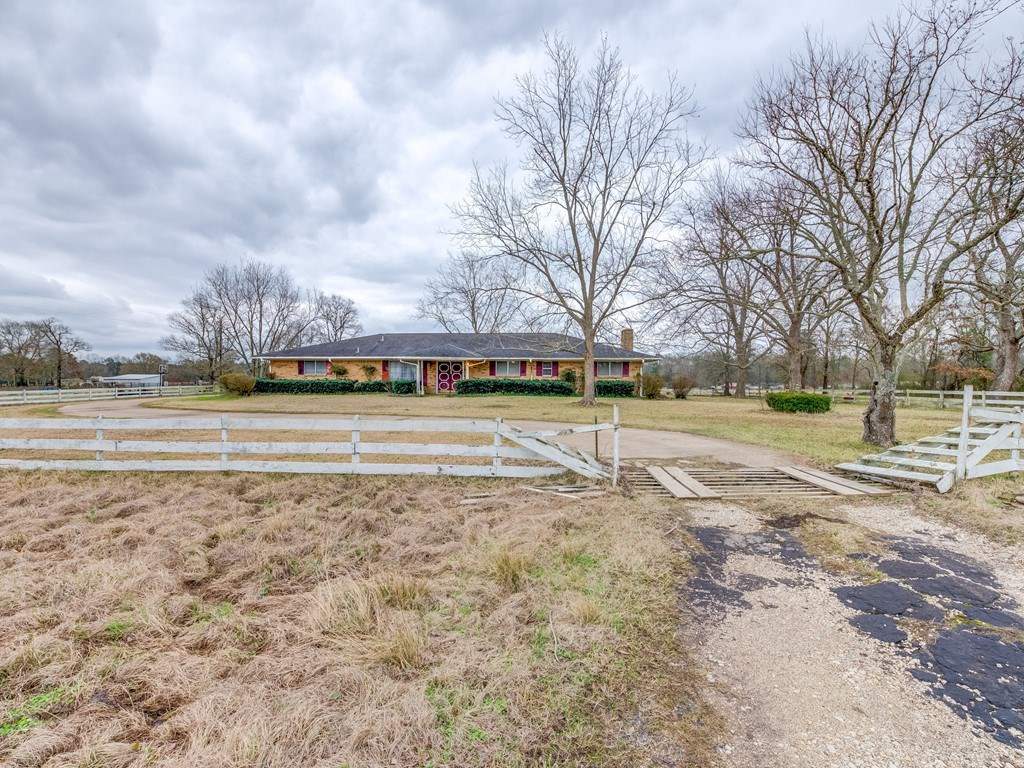 See inside: Texas ranch for sale boasts 75 acres, 2 brick homes