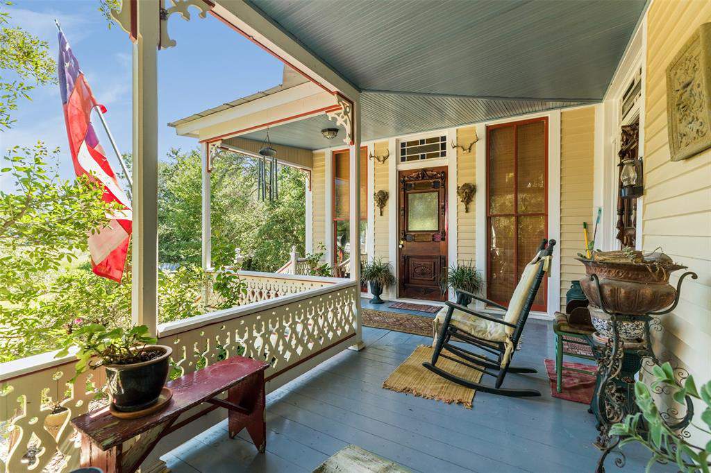 On the market: This 19th-century Texas farmhouse is a cozy, country retreat