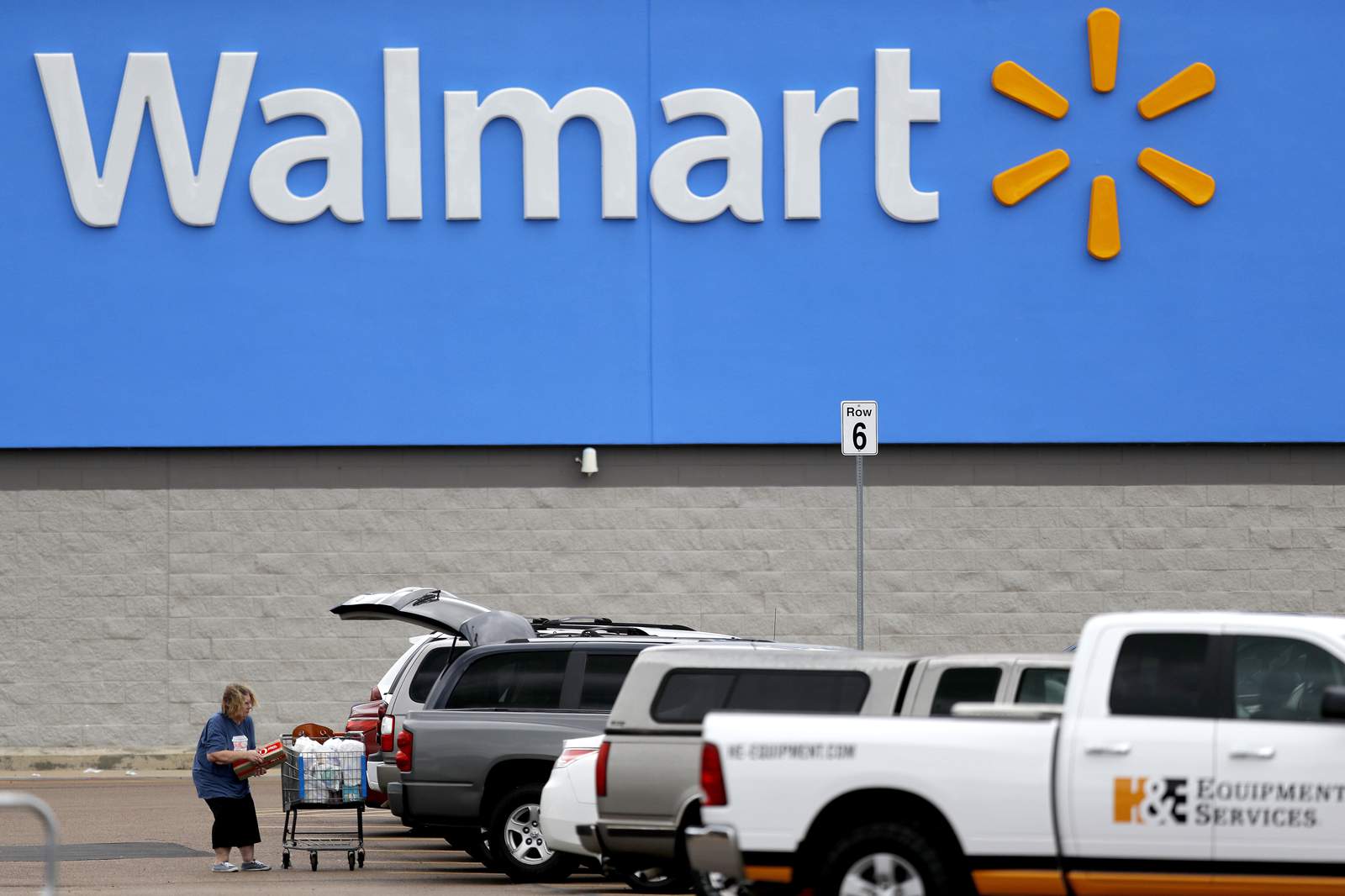 Walmart to launch new membership in effort to compete with Amazon Prime