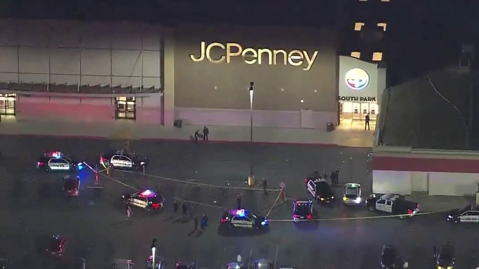 4 people injured in shooting outside San Antonio mall