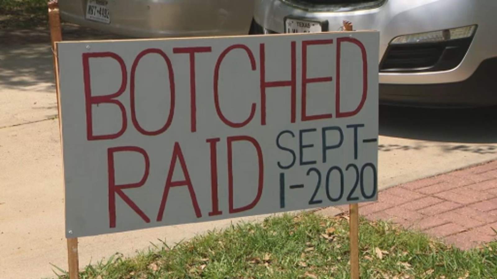 HOA says homeowner must remove sign that reads ‘Botched Raid Sept. 1, 2020′