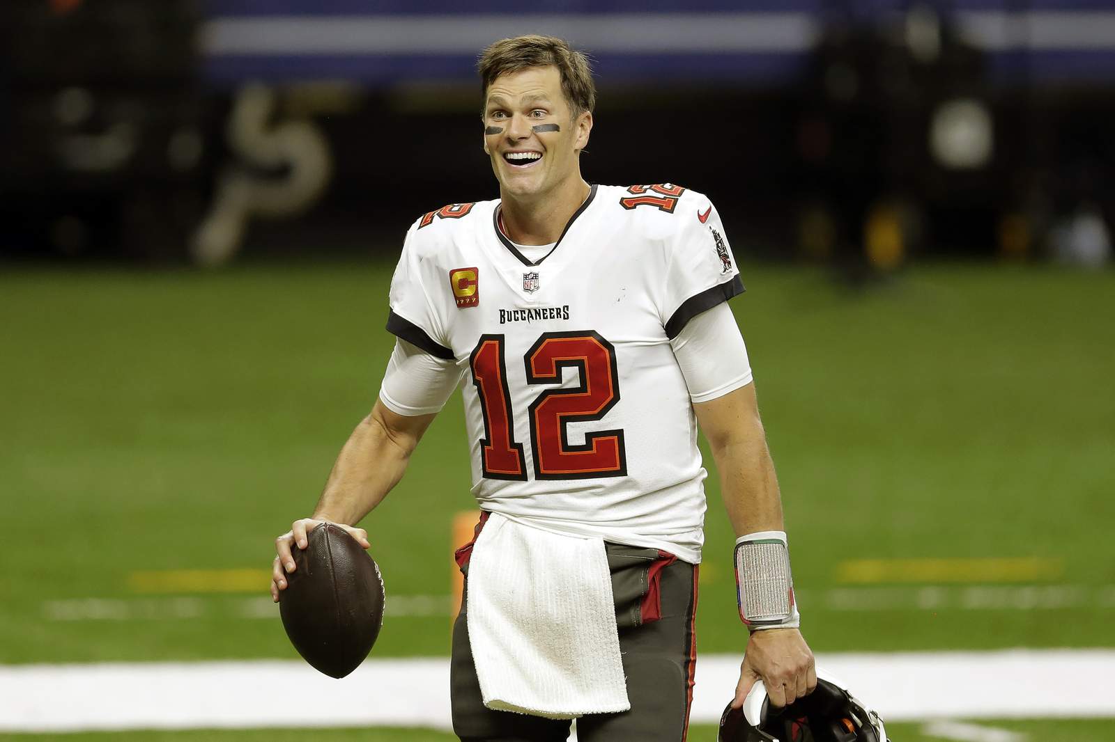 With Brady's largesse, Bucs keeping title gang together