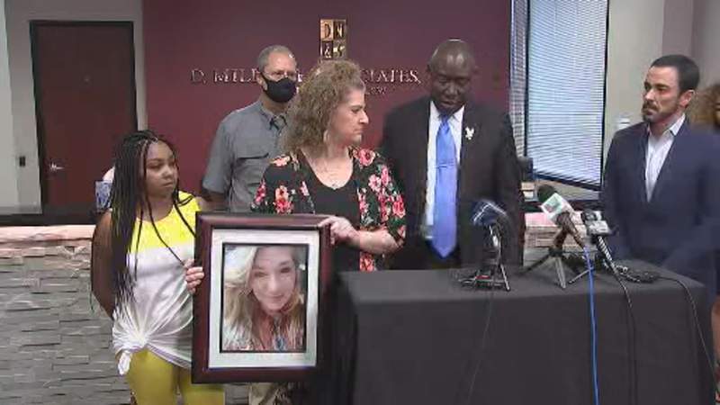 Mother of pregnant woman stabbed to death sues Harris County; Suspect was out on bond when crime occurred