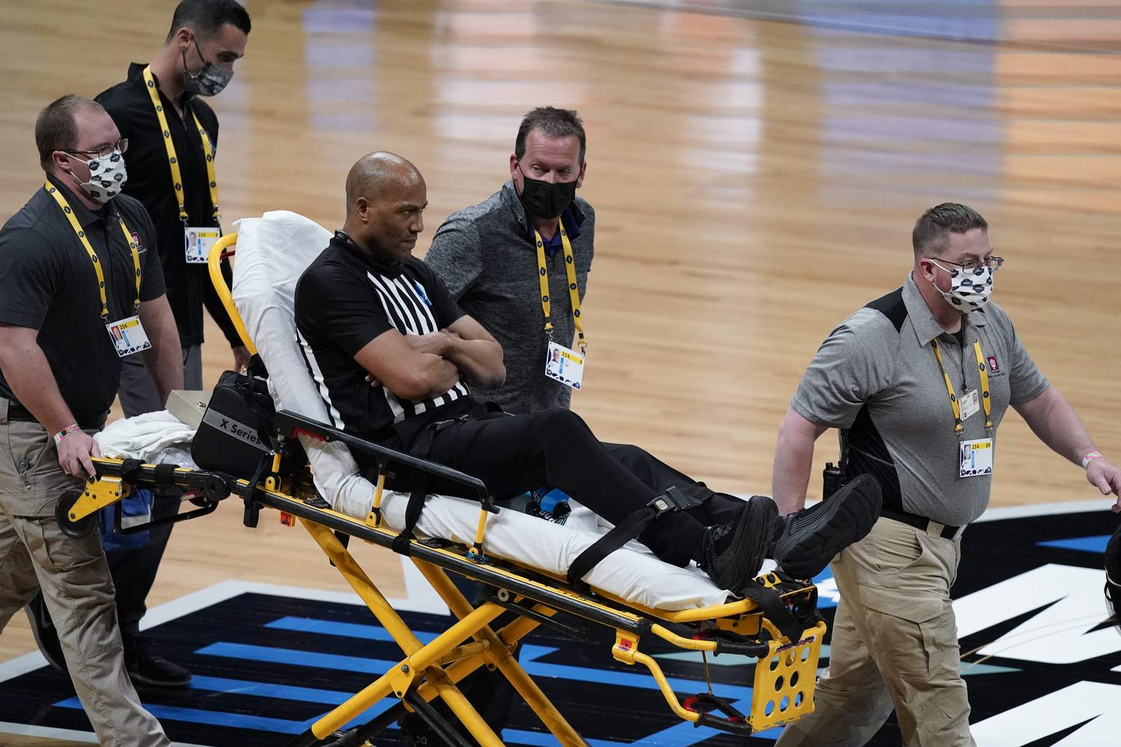 Official collapses, wheeled off court on stretcher