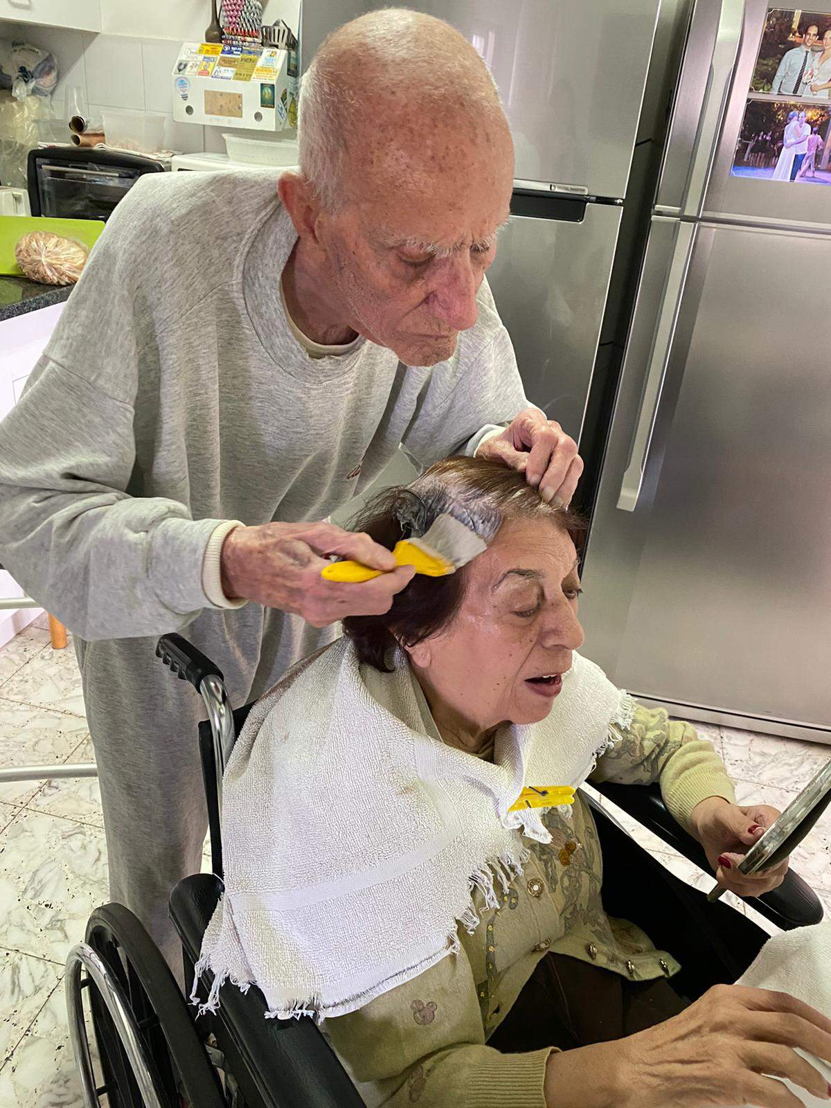 92-year-old man helps wife dye her hair so she feels ‘well-groomed’