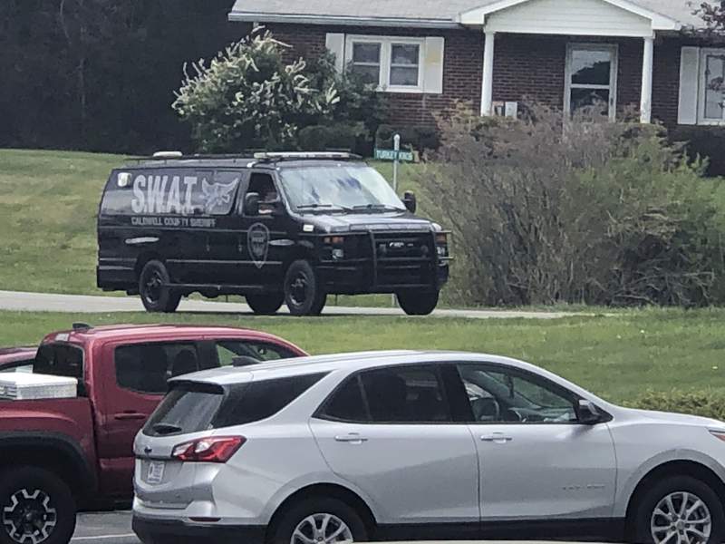 Sheriff: Suspect, 2 others in family among dead in standoff