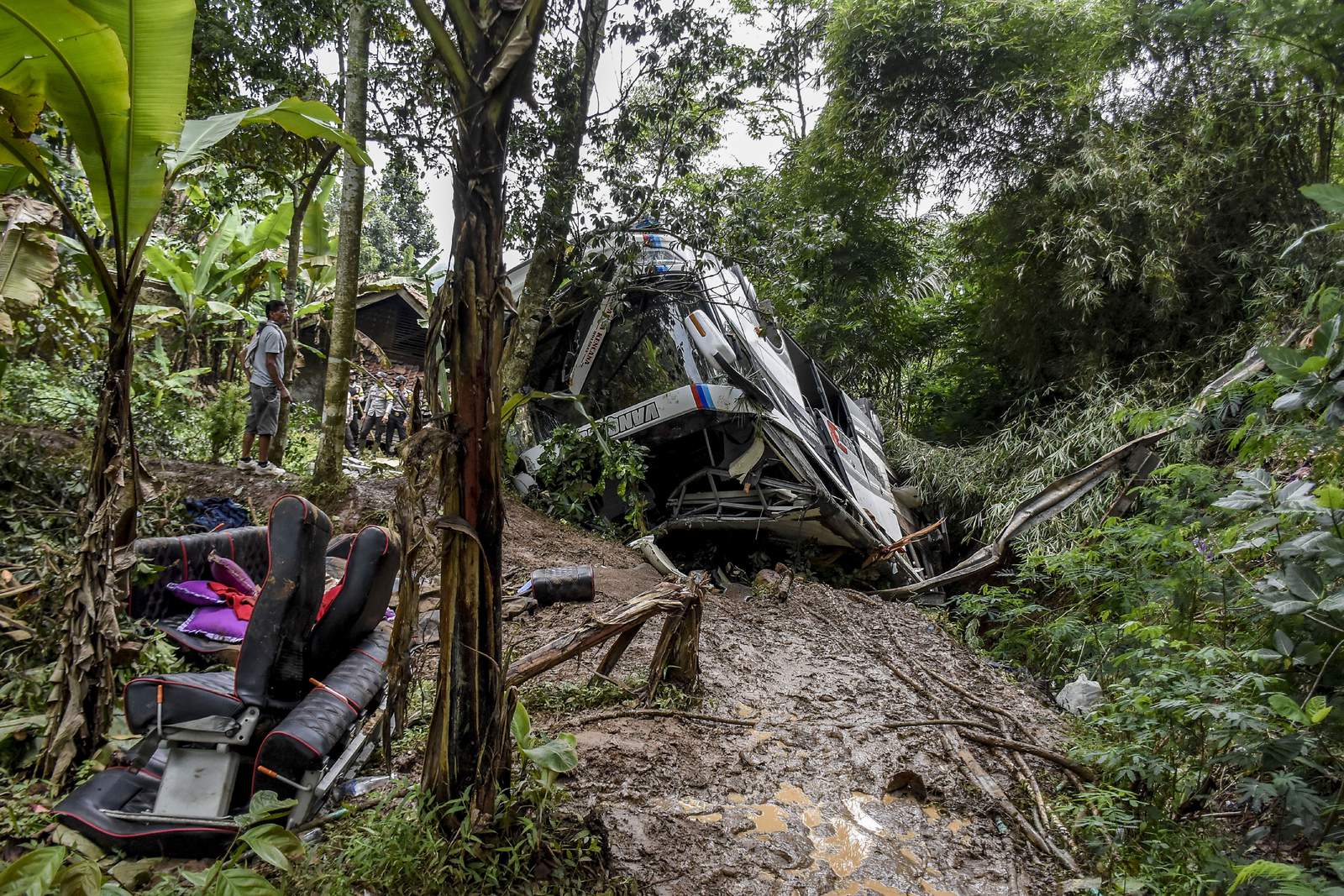 Indonesia bus plunges into a ravine, killing 27 pilgrims