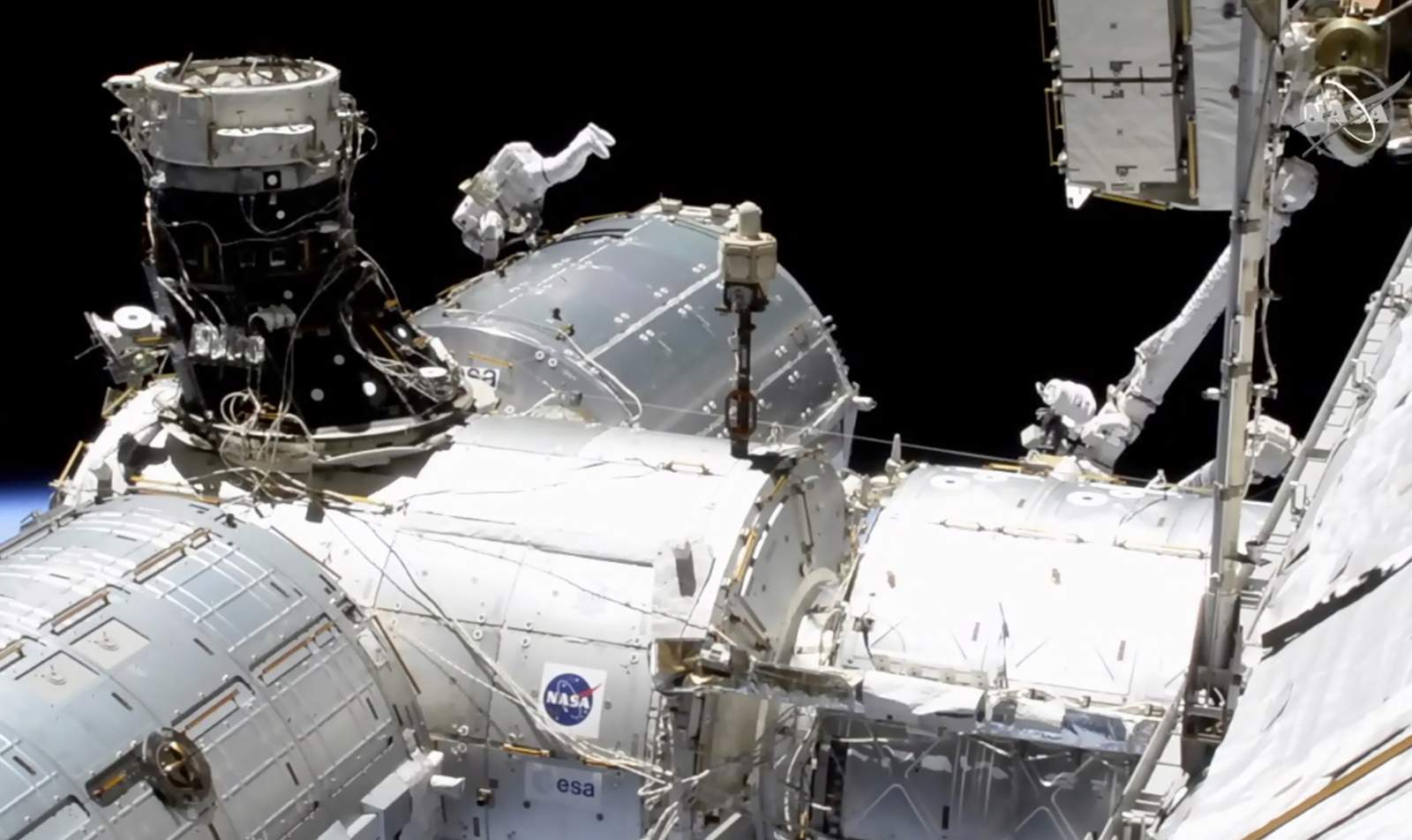 Cable trouble dogs spacewalkers in European lab upgrades