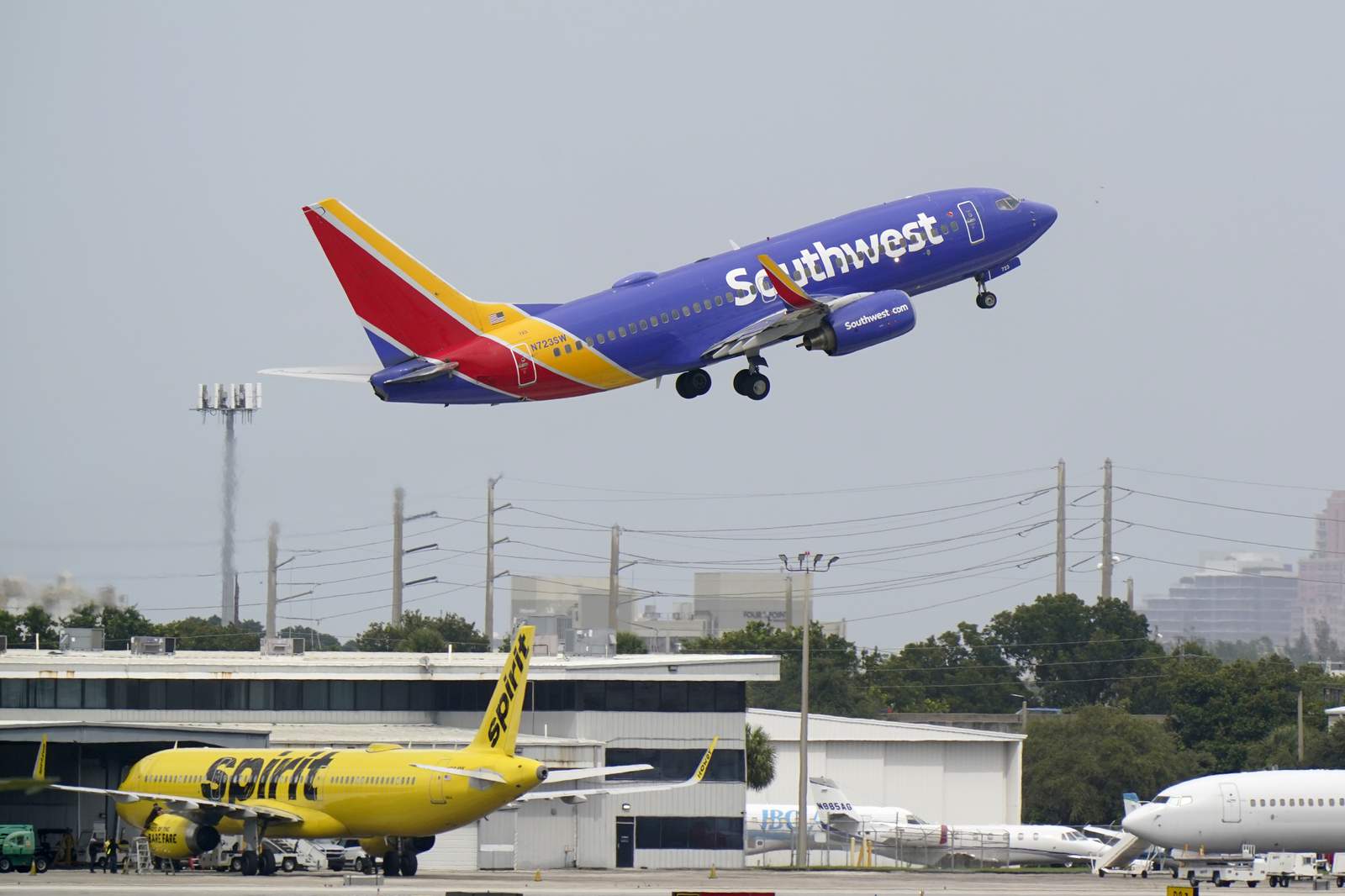 US airlines still piling up losses but say demand is rising