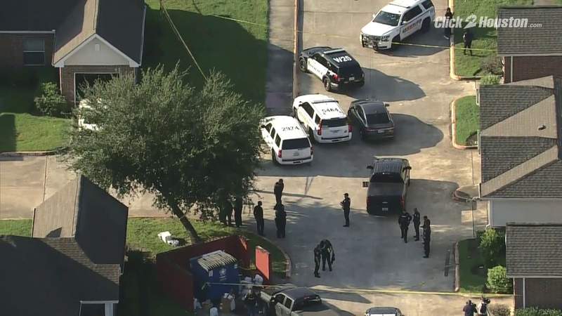 1 HPD officer killed, another injured in northeast Harris County while serving warrant, authorities say