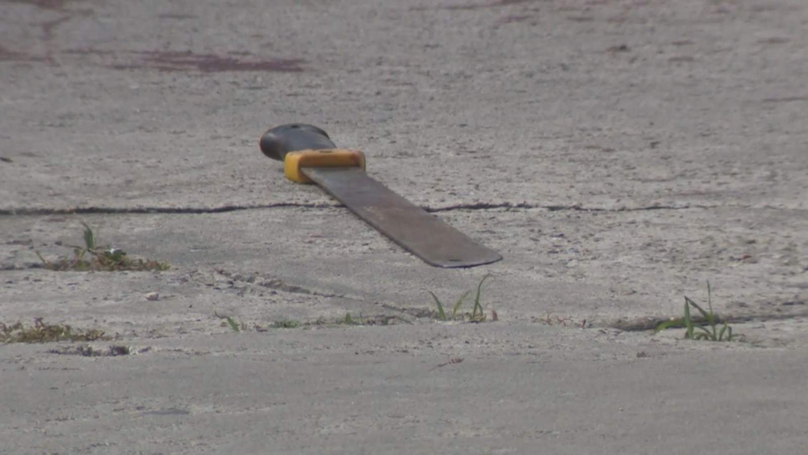 2 men stabbed with machete at northwest Houston gas station