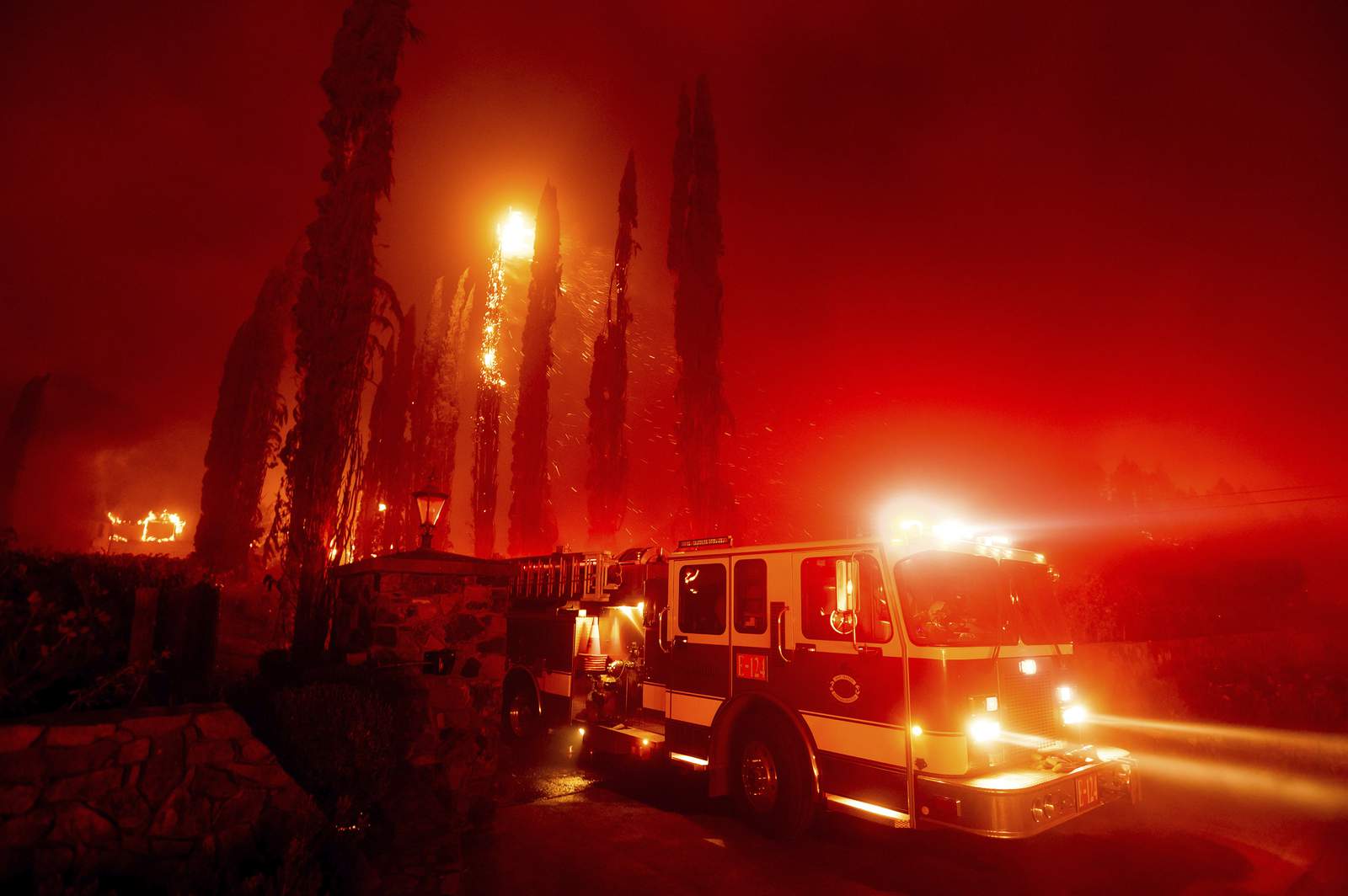 3 killed in Northern California wildfire; thousands flee