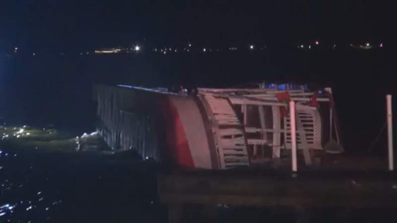 1 person dead after boat with 53 passengers onboard capsizes in Lake Conroe, authorities say